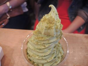 a green frozen yogurt in a glass bowl