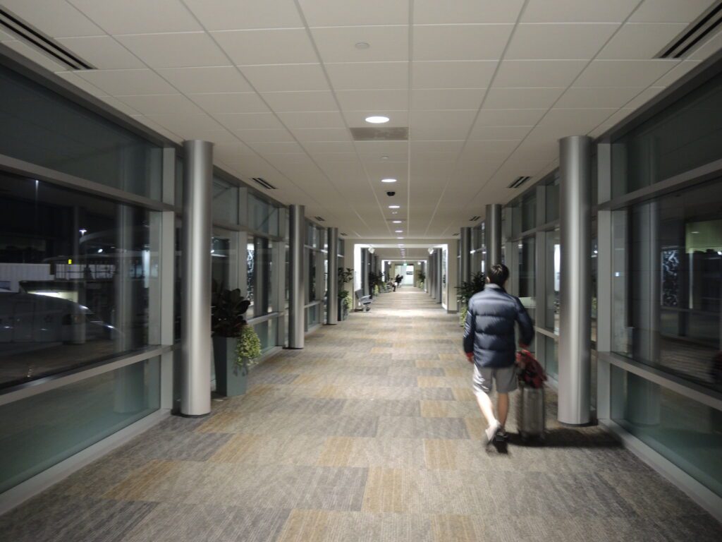 sfo international terminal walkway