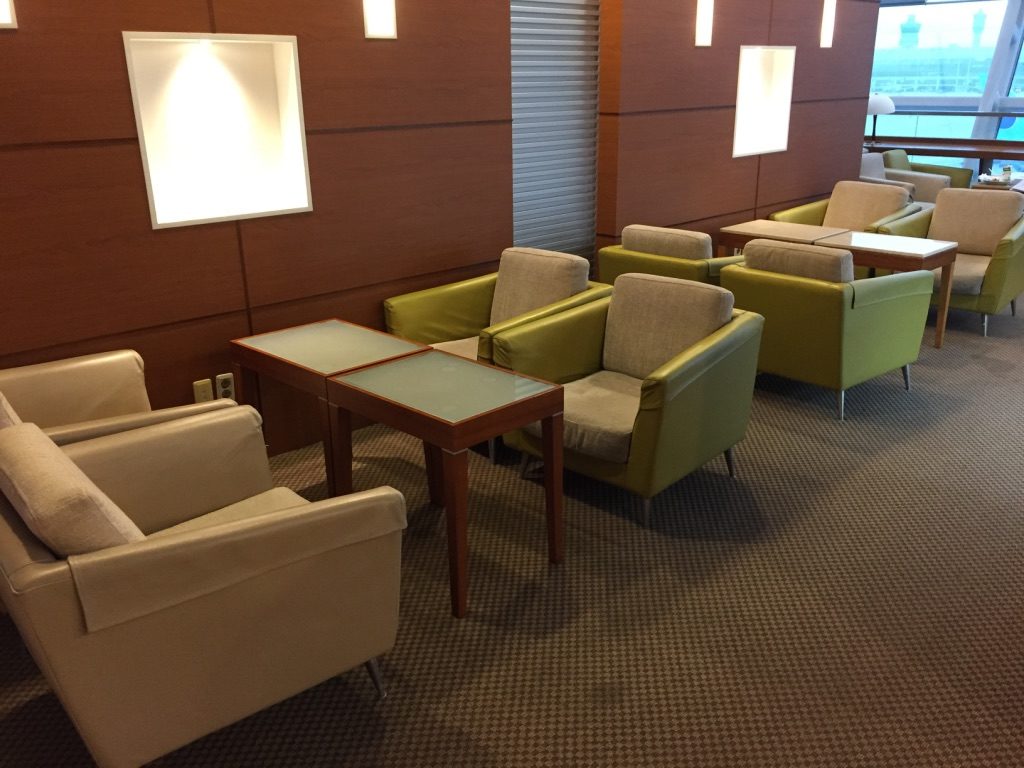 korean-air-first-class-lounge-icn-seating