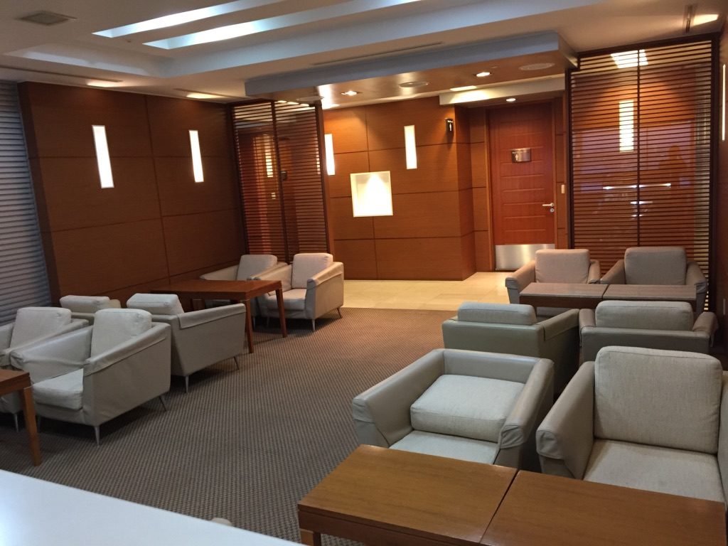 korean-air-first-class-lounge-icn-seating-2